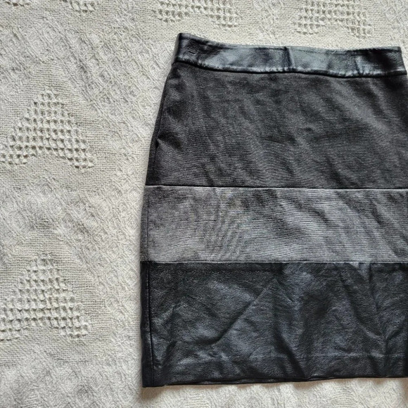 Halogen Black Gray Faux Leather Tiered Skirt- Size  0 - Picture 4 of 9